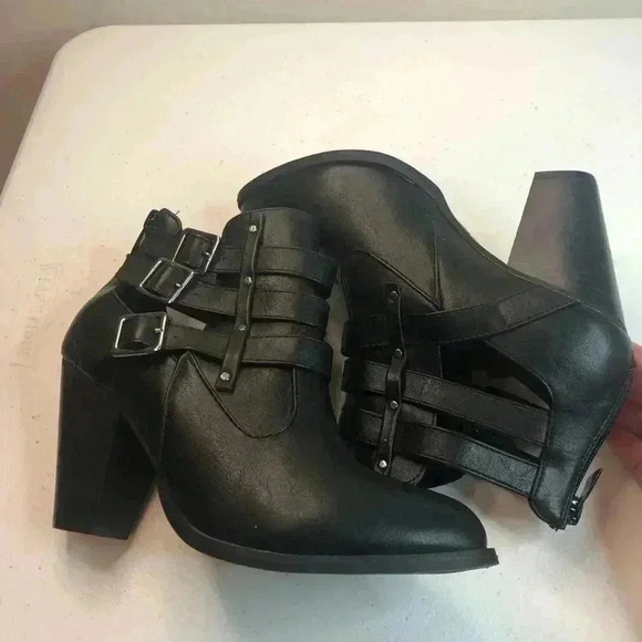 Restricted Womens Sz 7.5 Black Ankle Bootie Triple Buckles zip back - Picture 3 of 7